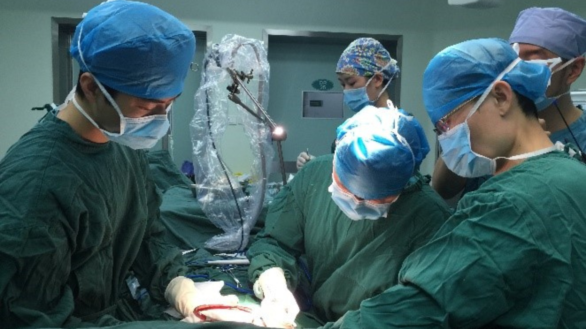 China livestreams groundbreaking "Mount Everest-level" surgery, showcasing advanced AI-guided extracorporeal liver resection and replantation.