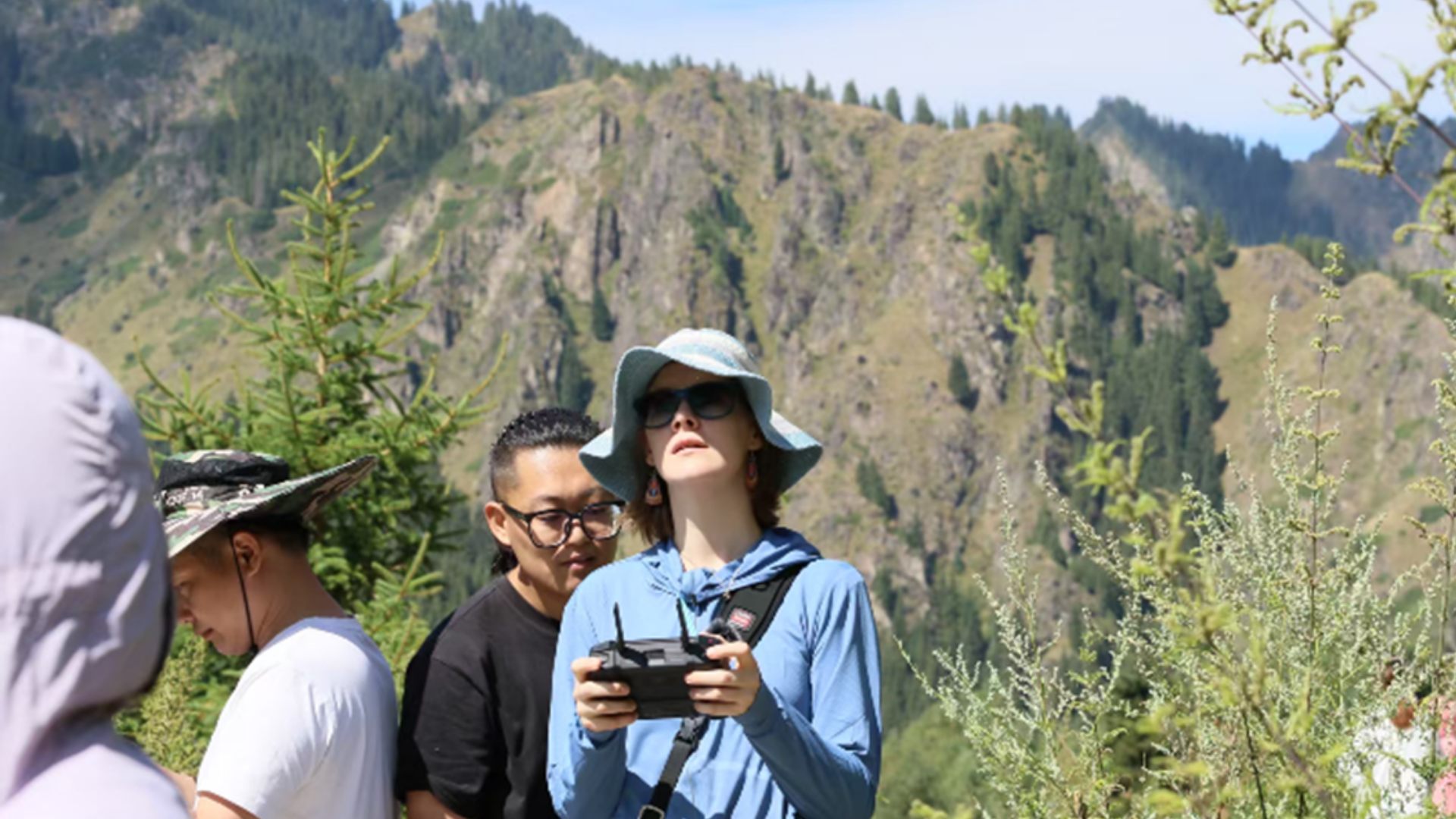 Int'l Influencers Embark on Kunlun Exploration in Xinjiang