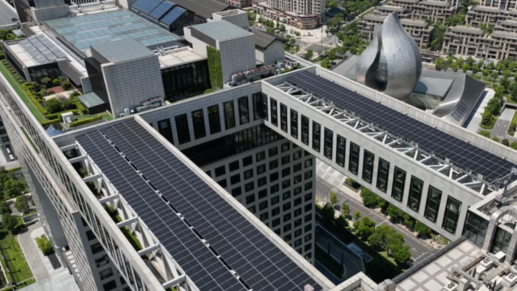 A smart, low-carbon office building utilizing AI, solar power, and wastewater heat for energy efficiency.
