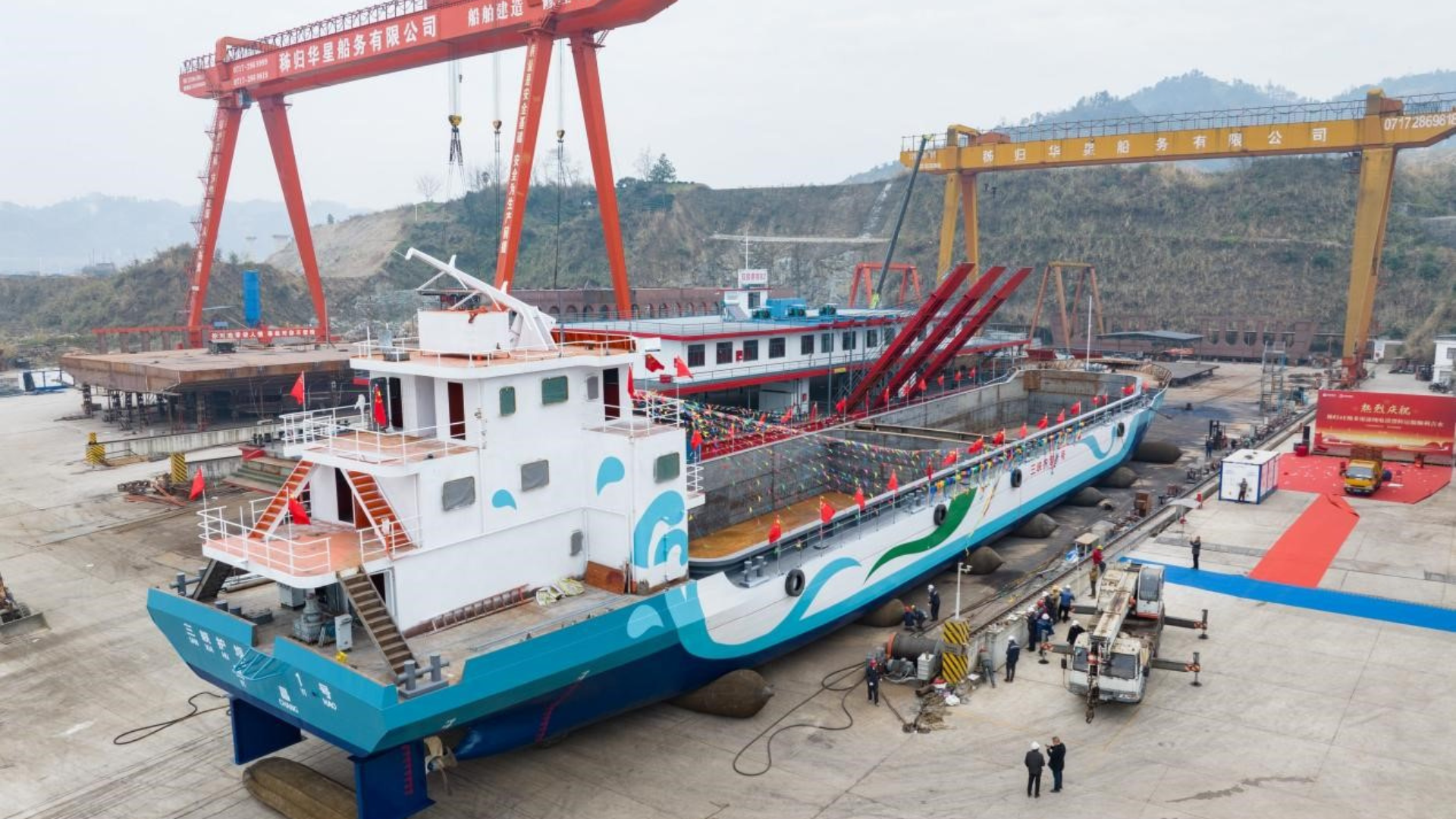 A large new energy bulk carrier undergoing construction and outfitting at an industrial Hubei shipyard.