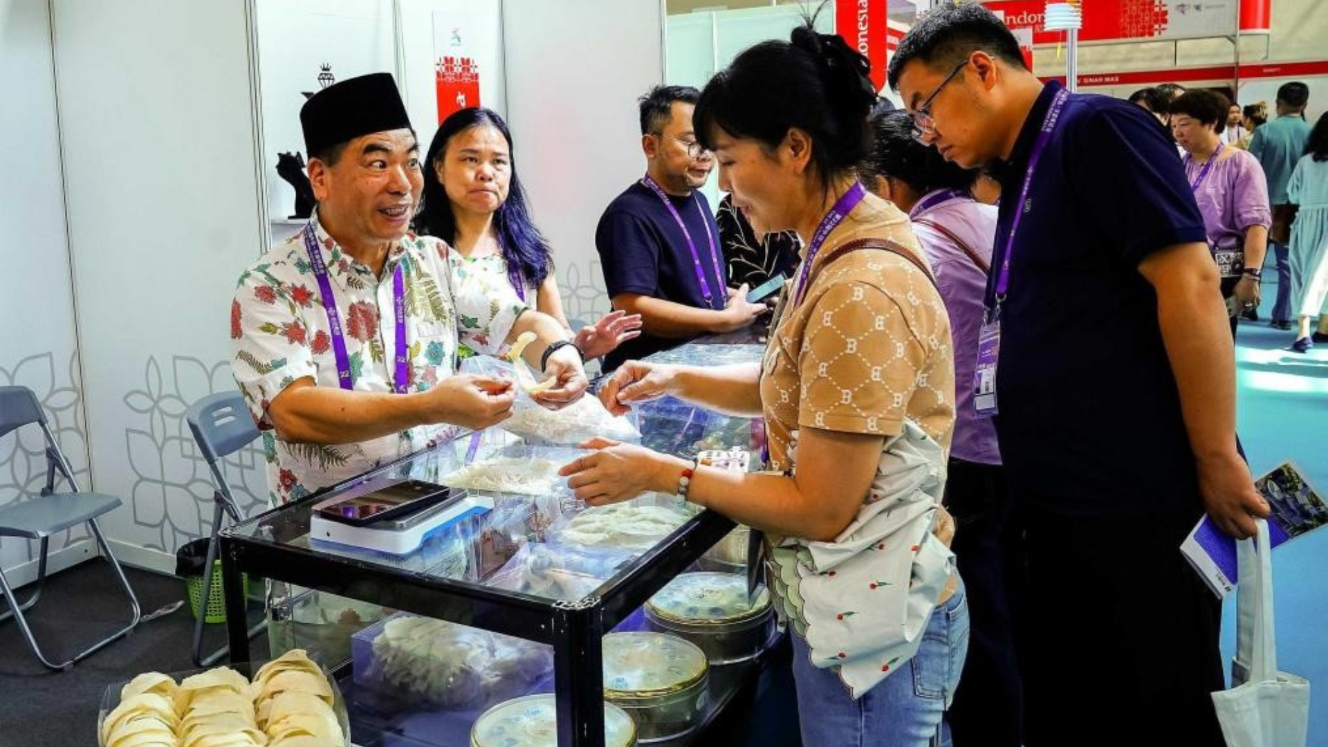 Shipment of Thai pomelos arriving at Chongqing airport for rapid customs clearance and distribution.