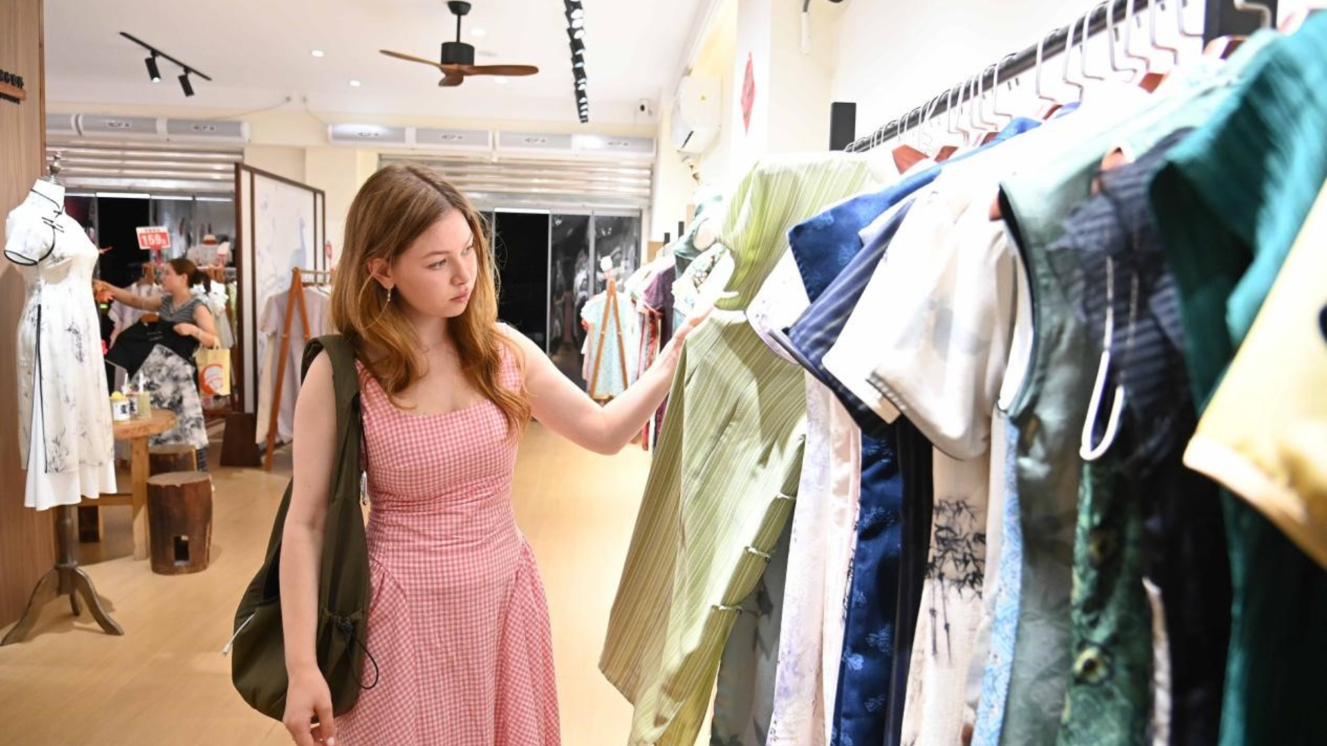 Overseas tourists enjoy immersive cultural experiences and hassle-free travel through China's expanded visa-free policies.