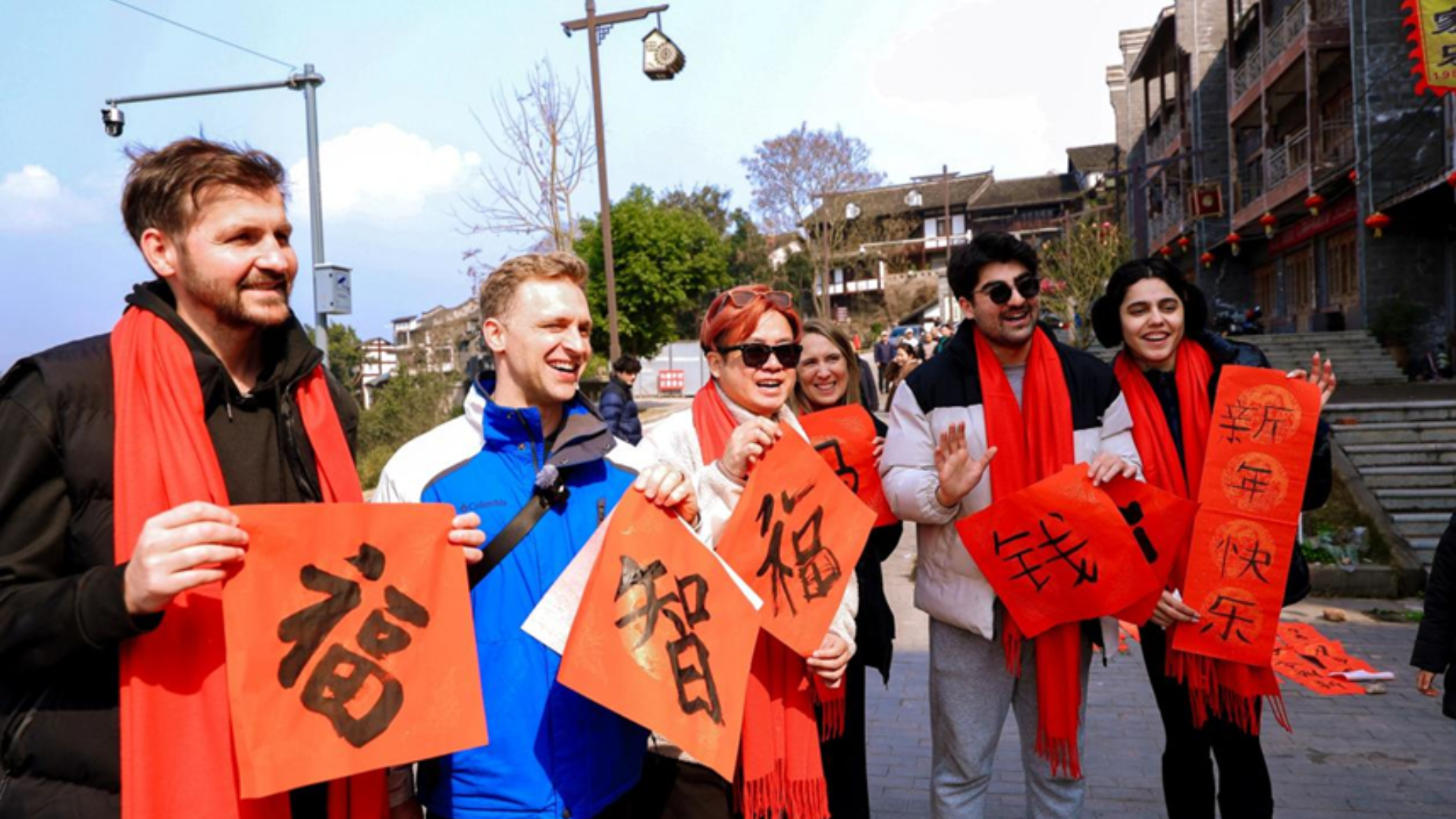 侨胞齐聚荣昌万灵古镇，体验巴渝非遗民俗，欢度新春佳节。