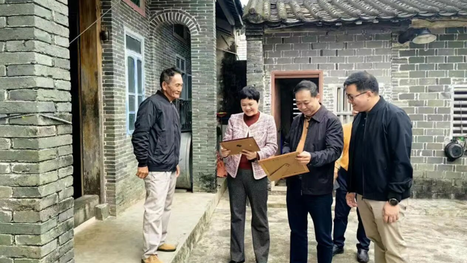 海南省侨联新春慰问走访，深入基层关怀侨众，凝聚侨心传递温情。