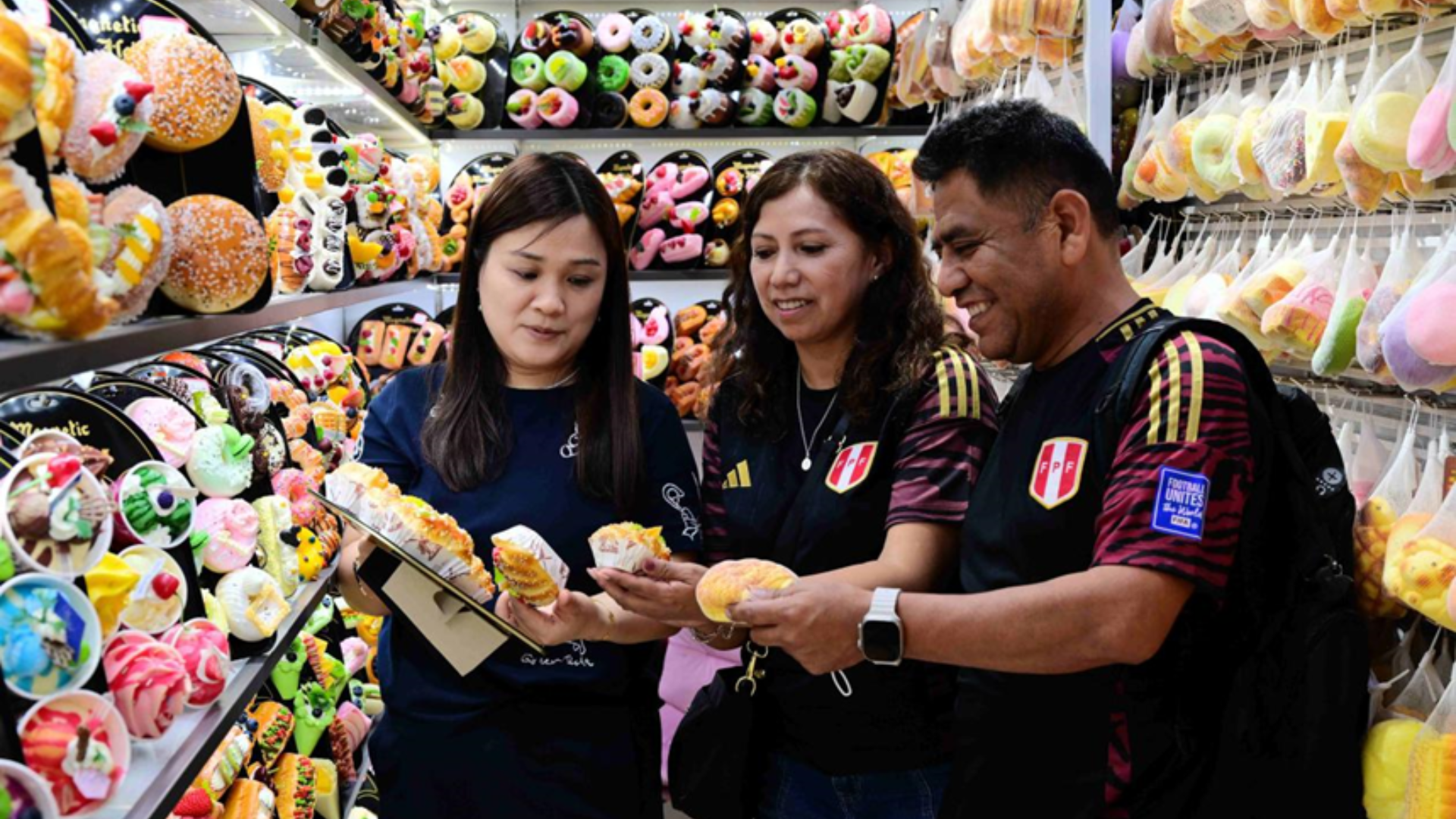 Creative bag charms blend Chinese aesthetics with smart manufacturing to drive global emotion-driven consumption.