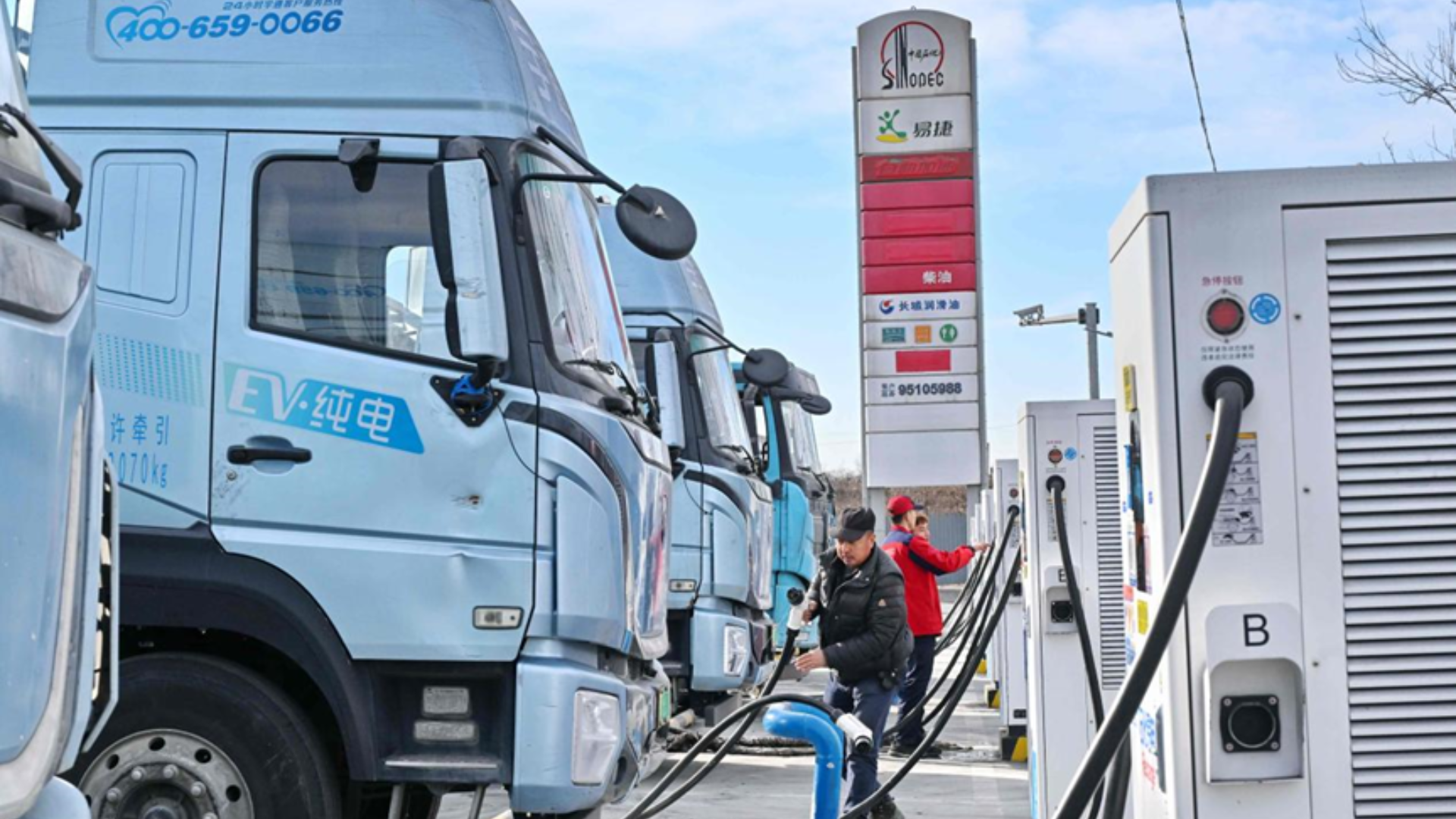 Electric vehicle charging at a highway station with ultra-fast systems and AI-monitored safety equipment.