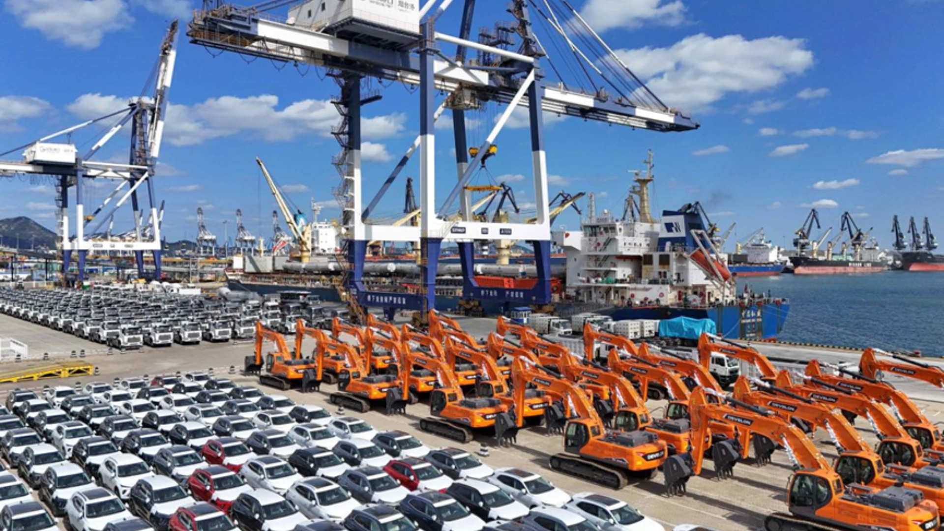 A functional Chinese compact excavator being unboxed by an influencer to showcase unexpected high-quality manufacturing.