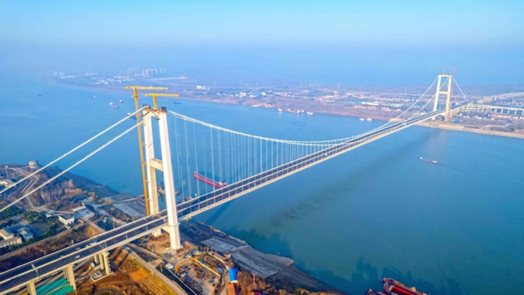 The single-span Shuangliu Yangtze River Bridge features an enclosed sound barrier to protect wetland wildlife.