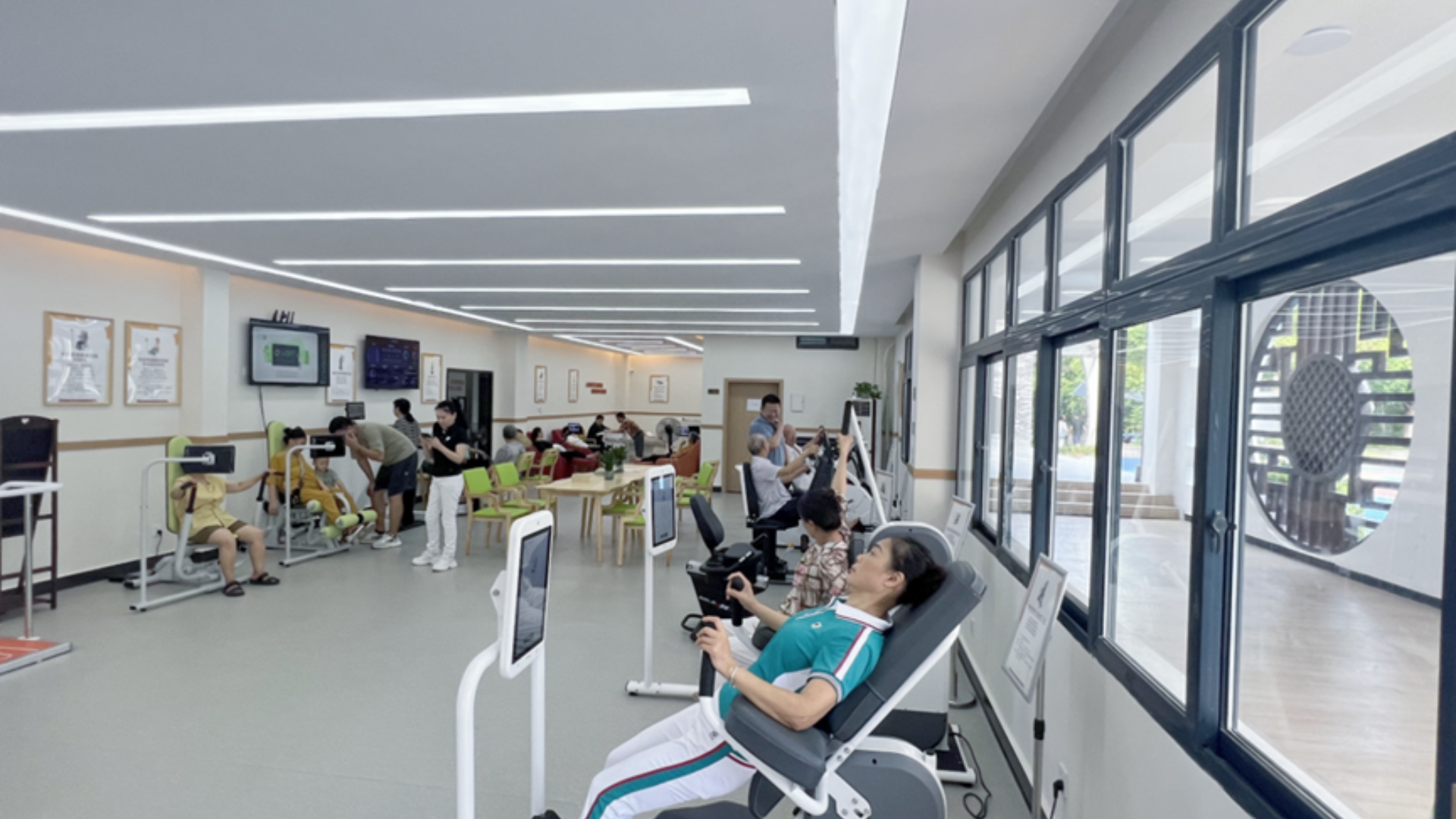 Chongqing’s first senior-only gym features specialized smart equipment and real-time heart rate health monitoring.
