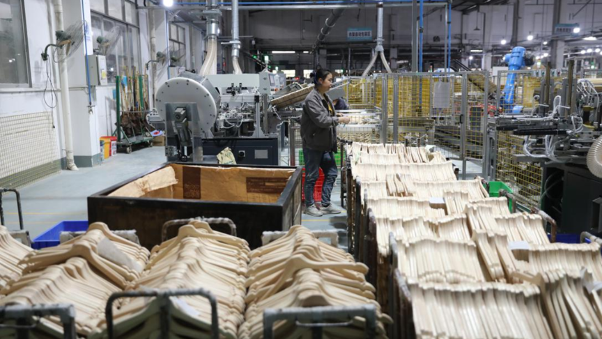 Lipu's automated production lines manufacturing over 4 billion hangers annually for global export markets.