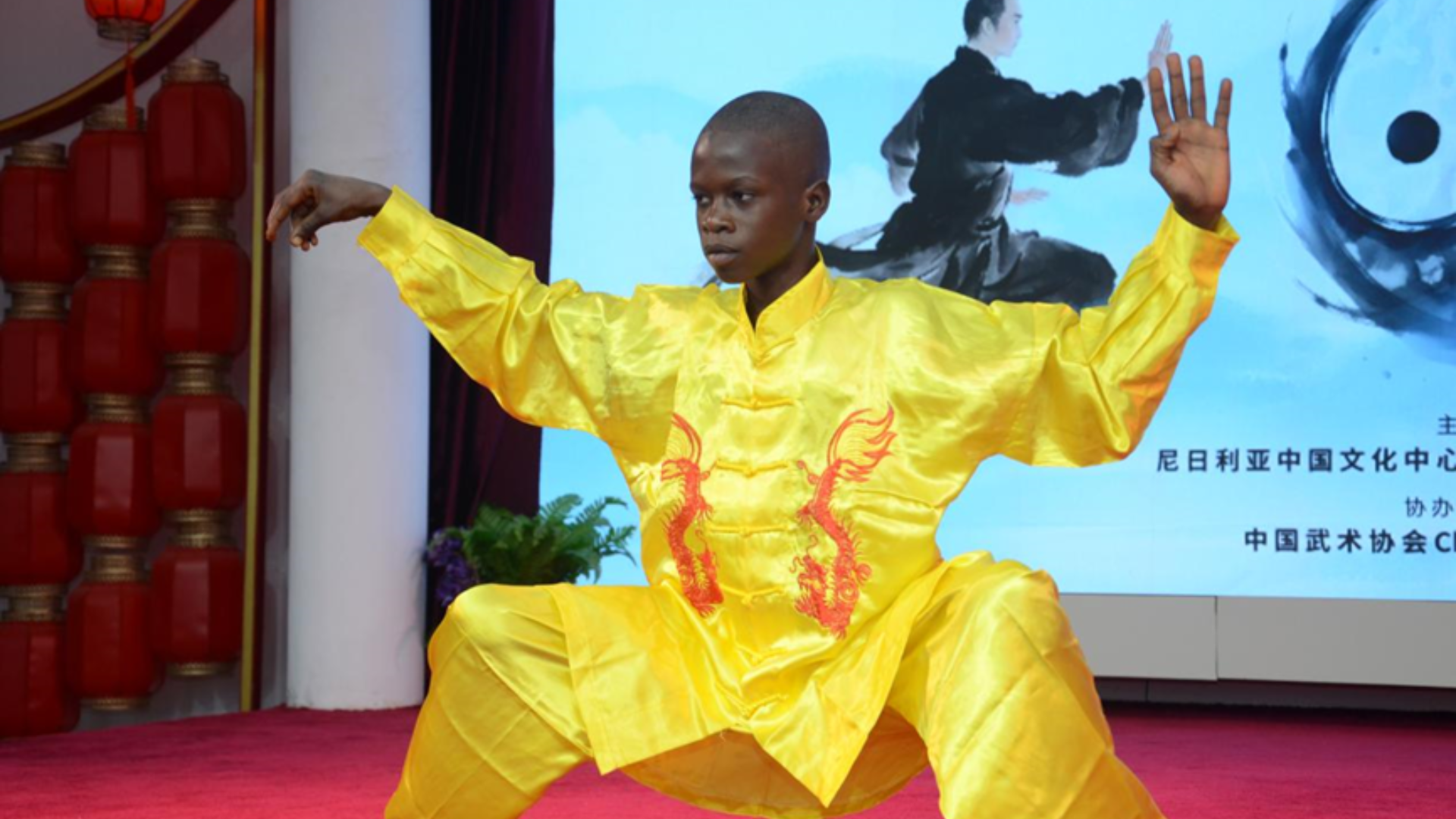 Based on the article and the image of the performance, here is the Alt Text and a concise key phrase: