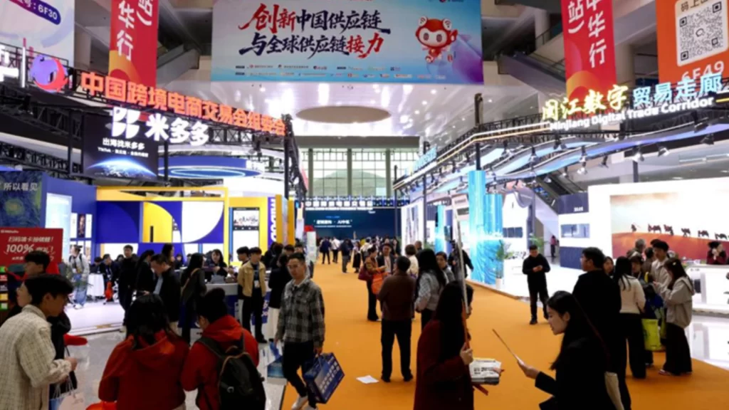 A bustling China Cross-border E-commerce Fair showcases the high-quality development of the global service sector.