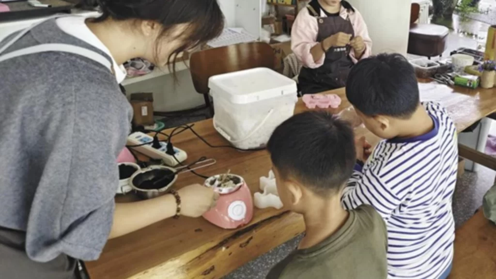 A Yunnan coffee estate owner teaches visitors how to recycle coffee grounds into creative souvenirs.