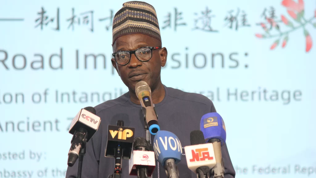 Mr. Yohanna Evandu delivering a speech on China-Nigeria relations at the cultural salon.