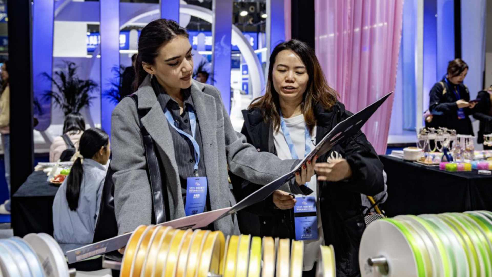 A foreign merchant visits China's first cross-border e-commerce fair to explore digital trade opportunities.