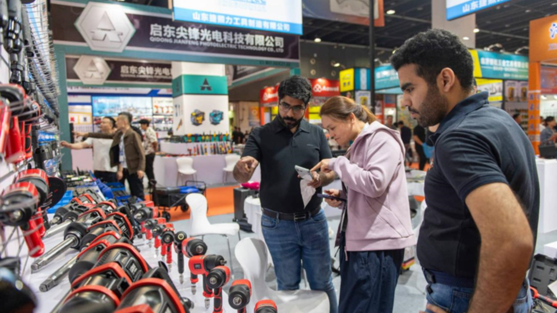 Foreign merchants browse hardware products at Yiwu fair, highlighting China's fast, resilient manufacturing industry.