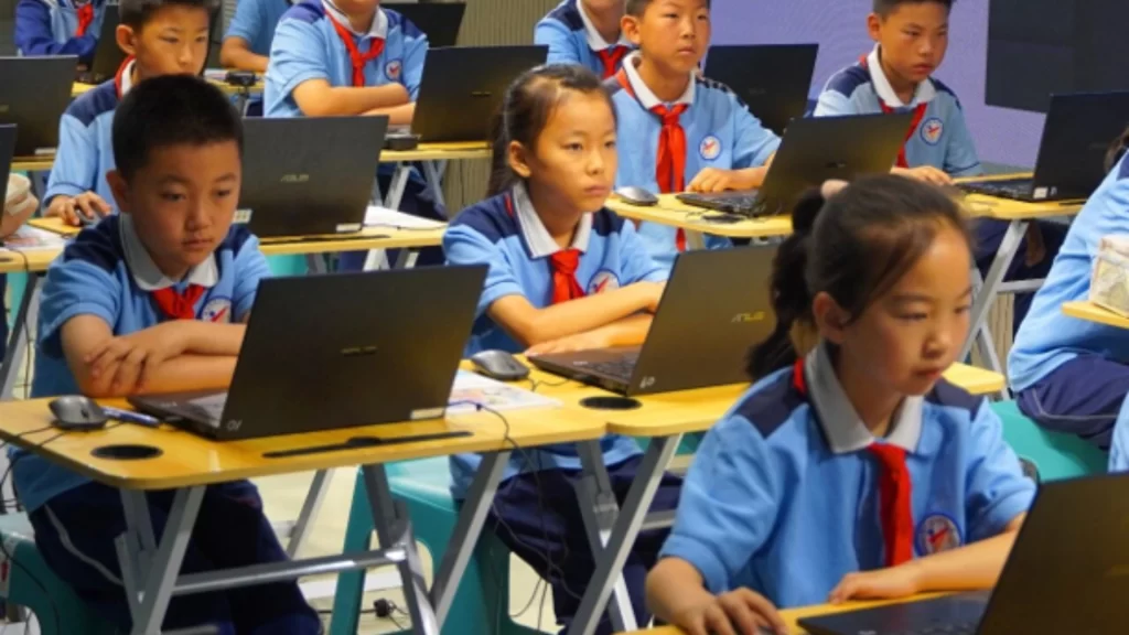 AI-assisted teaching demonstration showcases smart education and innovative learning in Yinchuan primary schools.