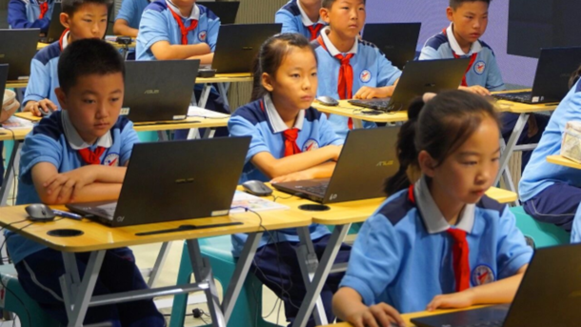 AI-assisted teaching demonstration showcases smart education and innovative learning in Yinchuan primary schools.