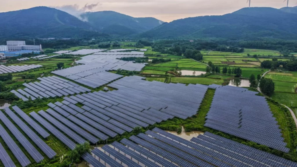 Photovoltaic base in Anhui supports China's renewable energy growth and economic resilience.