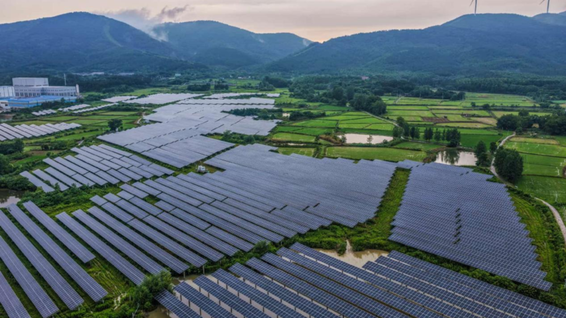 Photovoltaic base in Anhui supports China's renewable energy growth and economic resilience.