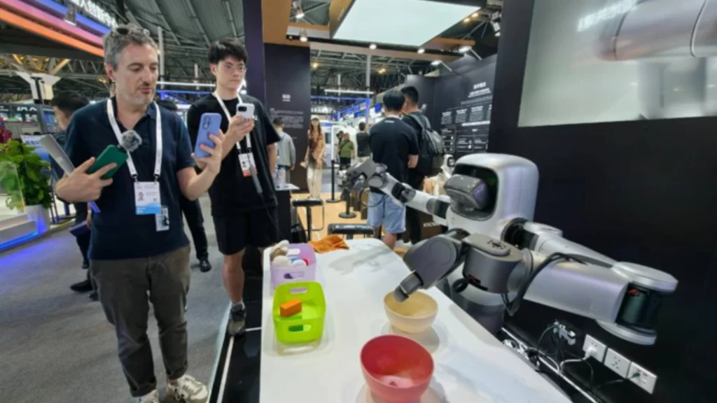 Foreign journalist photographs robot at 2026 World AI Conference, highlighting global AI cooperation.