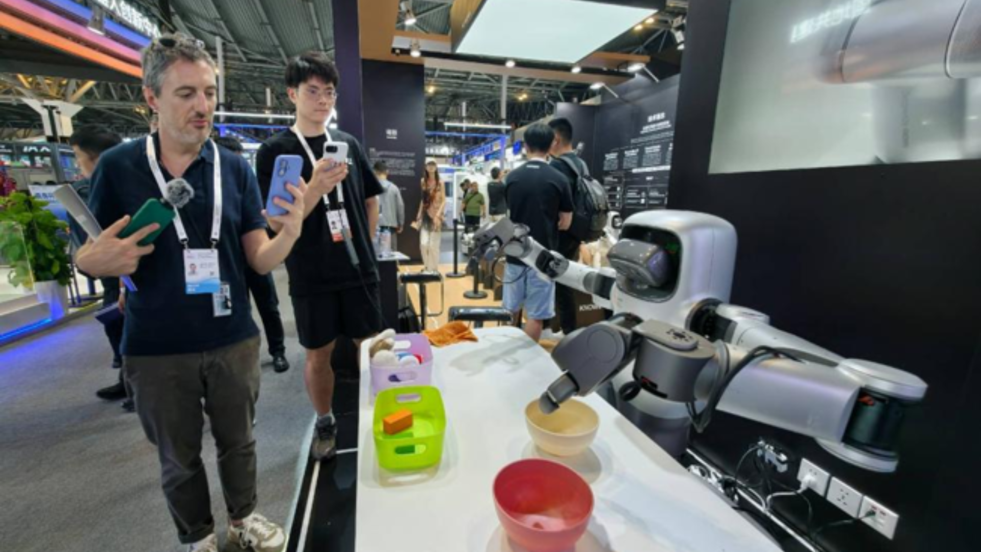 Foreign journalist photographs robot at 2026 World AI Conference, highlighting global AI cooperation.