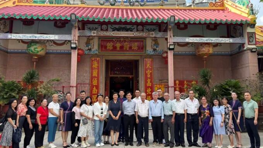 海南省侨联代表团参观胡志明市海南会馆交流合影