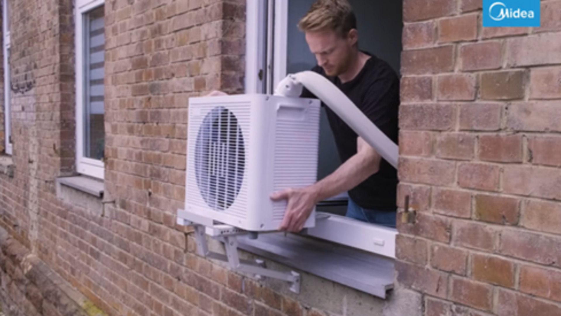 Midea portable air conditioner meets rising European demand during record heatwave with energy-efficient cooling.