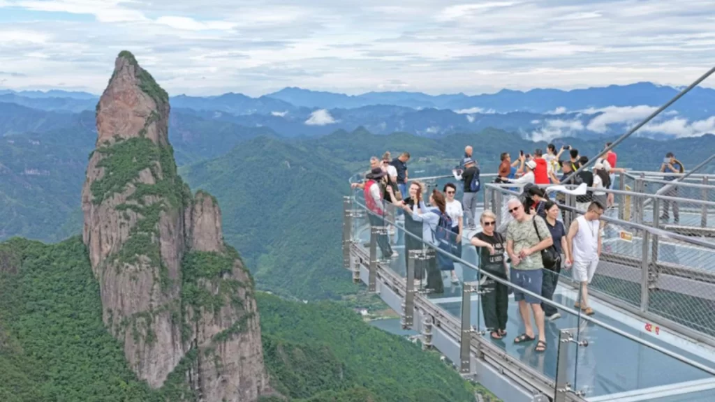 Foreign tourists visit scenic spot in Taizhou as China's inbound tourism continues to grow.