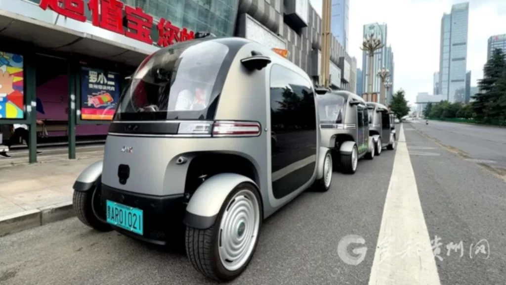 Driverless minibus in Guiyang offers QR-code access to digital books and audiobooks.