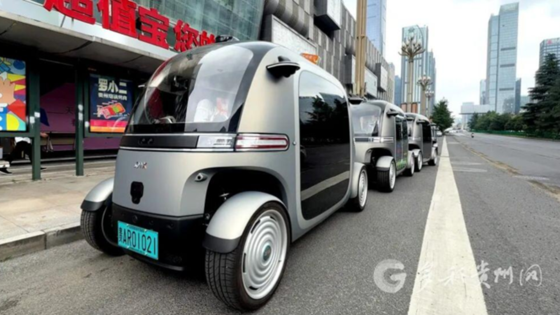 Driverless minibus in Guiyang offers QR-code access to digital books and audiobooks.