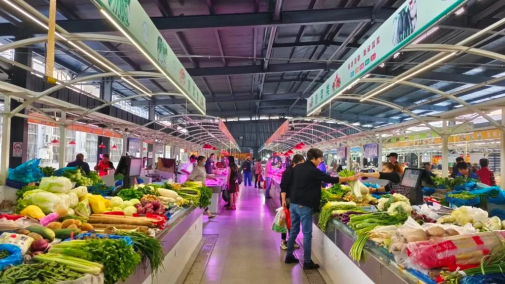 Upgraded Chongming market with eco-friendly stalls, natural ventilation, and sustainable shopping environment.