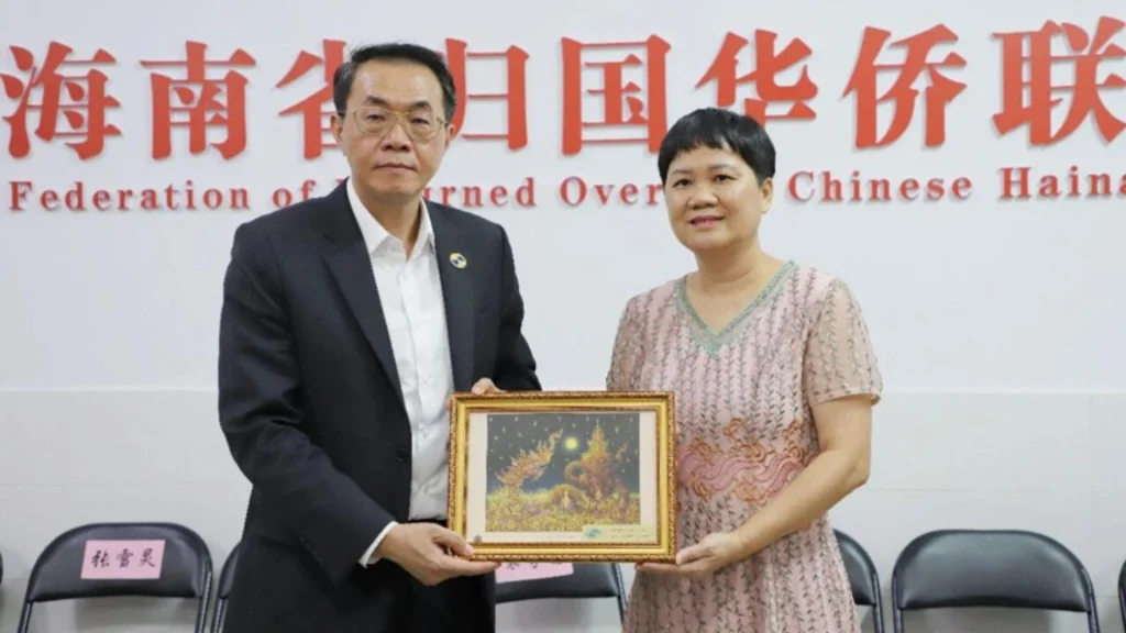苏燕与泰国海南商会理事长吴清乐一行座谈交流。