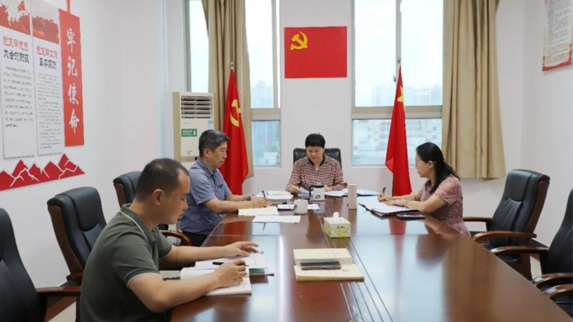 海南省侨联第9次党组理论学习中心组(扩大)学习会现场。