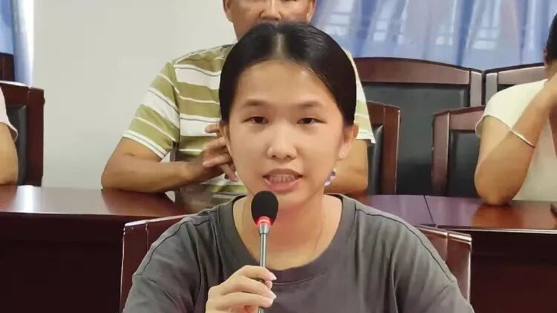 琼山区侨联举行金秋助学仪式,爱心企业为困难侨眷大学生发放助学金。