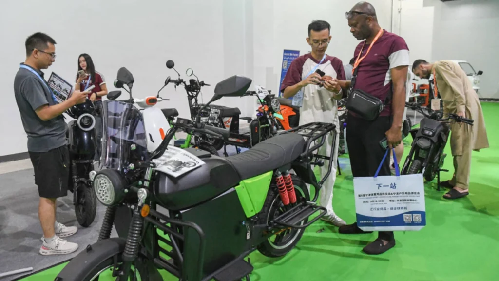 Foreign merchants purchase electric motorcycles at Yiwu International Expo Center, East China's Zhejiang province.