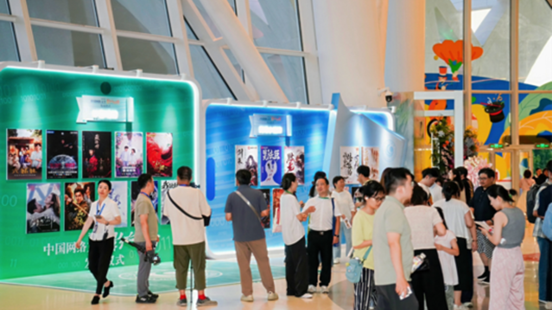 Online literature ceremony celebrates writers and works, highlighting China’s growing digital literary creativity.