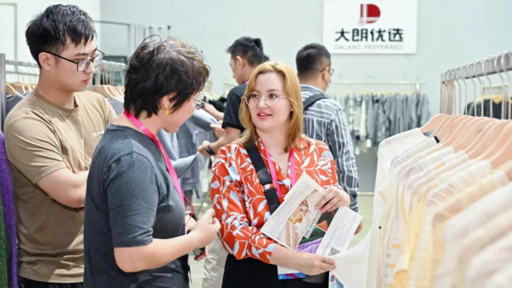 Foreign merchant shops for knitwear in Dalang, a global hub powered by AI and smart manufacturing.