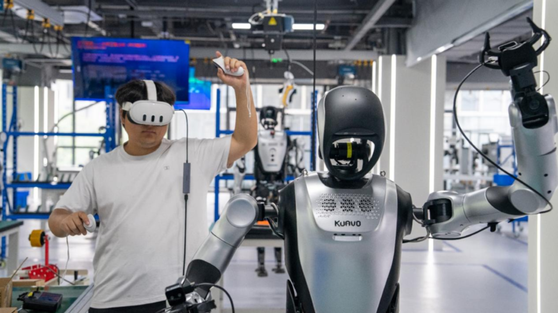 A technician trains a shelf-picking robot at an embodied-intelligence data acquisition center in Hefei.