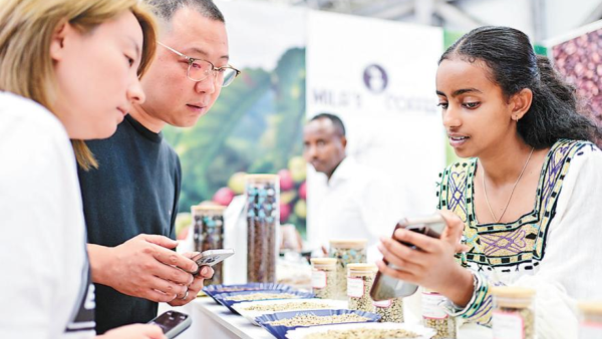 An Ethiopian exhibitor presents coffee products to merchants at the China Kunshan International Fair.