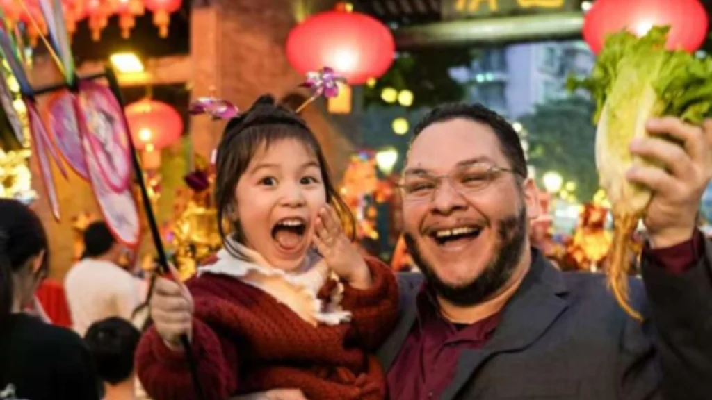 Ruben Diaz Jr. and his daughter participate in a traditional cultural activity in Foshan.