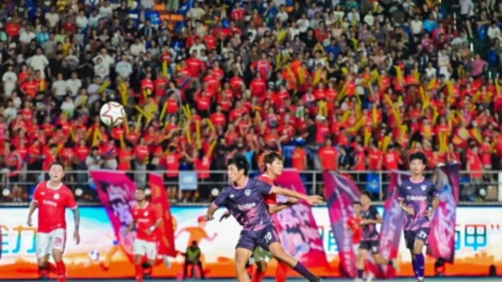 Spectators watching the Foshan Xijia Football League match at Yunxiu Mountain Stadium.